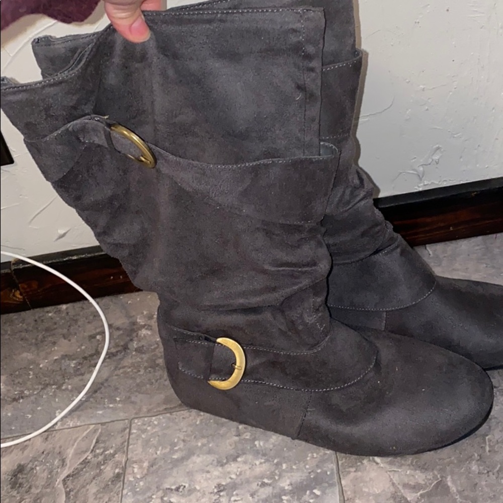 Gray slouchy boots !